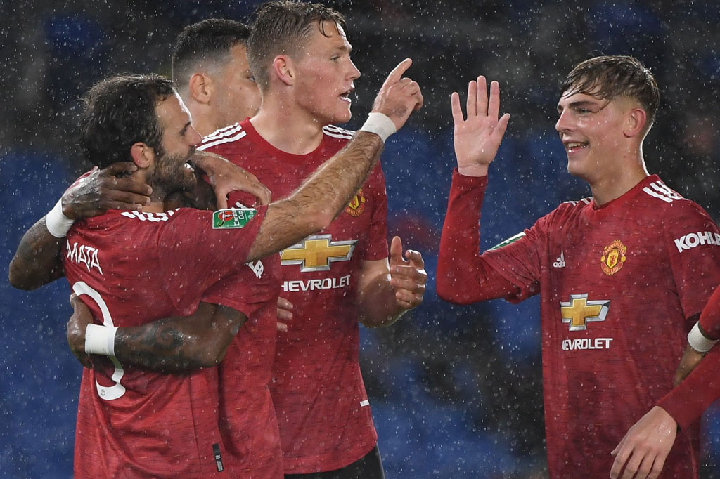 Mata menggandakan keunggulan tim tamu pada menit ke-73 menyelesaikan umpan terobosan Donny van de Beek.