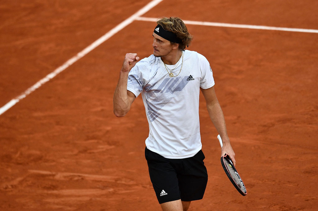 Petenis Jerman Alexander Zverev melakukan selebrasi usai memastikan diri melangkah ke babak ketiga French Open, Kamis, 1 Oktober 2020 WIB.