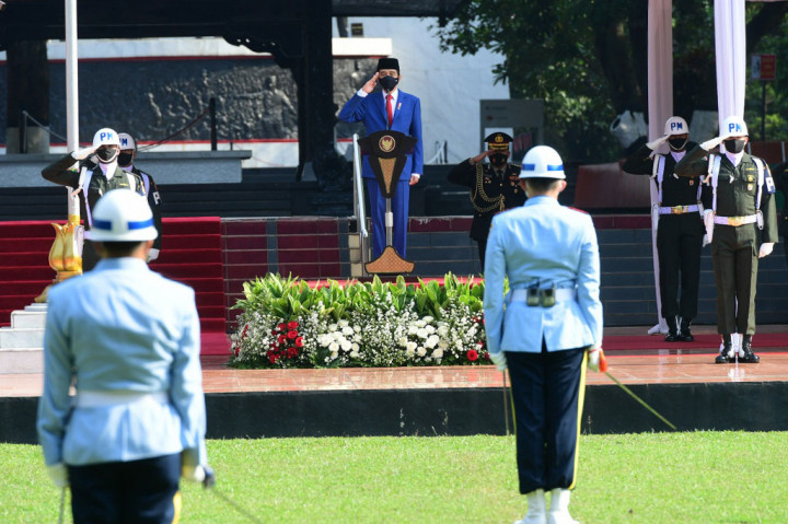 Presiden Joko Widodo menjadi inspektur upacara peringatan Hari Kesaktian Pancasila di halaman Monumen Pancasila Sakti, kompleks Lubang Buaya, Jakarta Timur, Kamis, 1 Oktober 2020.
