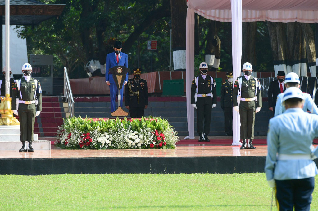 Rangkaian upacara dimulai dengan laporan Komandan Upacara kepada Presiden Joko Widodo yang bertindak sebagai Inspektur Upacara untuk kemudian berlanjut dengan mengheningkan cipta yang dipimpin Inspektur Upacara.