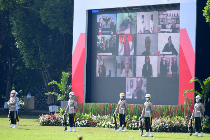 Sementara hadir secara virtual ialah para pimpinan dan anggota lembaga negara, para menteri Kabinet Indonesia Maju, para gubernur, bupati, dan wali kota, para keluarga pahlawan revolusi, dan lainnya.