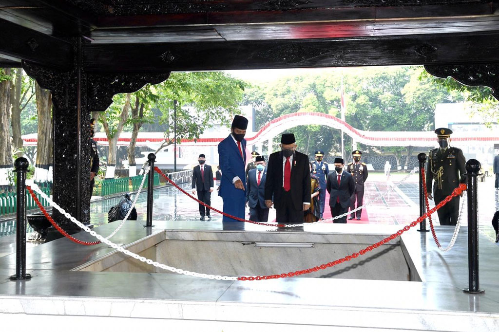 Sebelum meninggalkan lokasi upacara, Presiden, Wakil Presiden, dan pimpinan lembaga tinggi negara melakukan tapak tilas dengan mengunjungi beberapa lokasi di Monumen Pancasila Sakti.