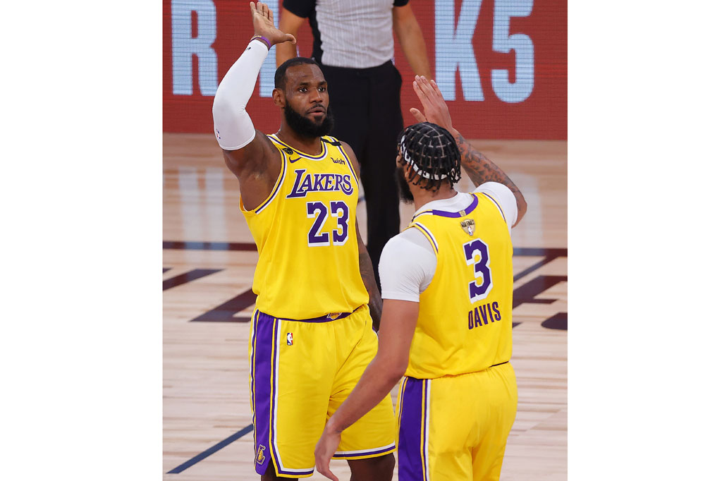 Anthony Davis dan LeBron James meluapkan kegembiraan mereka usai LA Lakers menundukkan Miami Heat pada pertandingan pembuka Final NBA di AdventHealth Arena, ESPN Wide World Of Sports Complex, Lake Buena Vista, Florida, Kamis, 1 Oktober 2020 WIB. Lakers menang 116-98 pada laga tersebut.