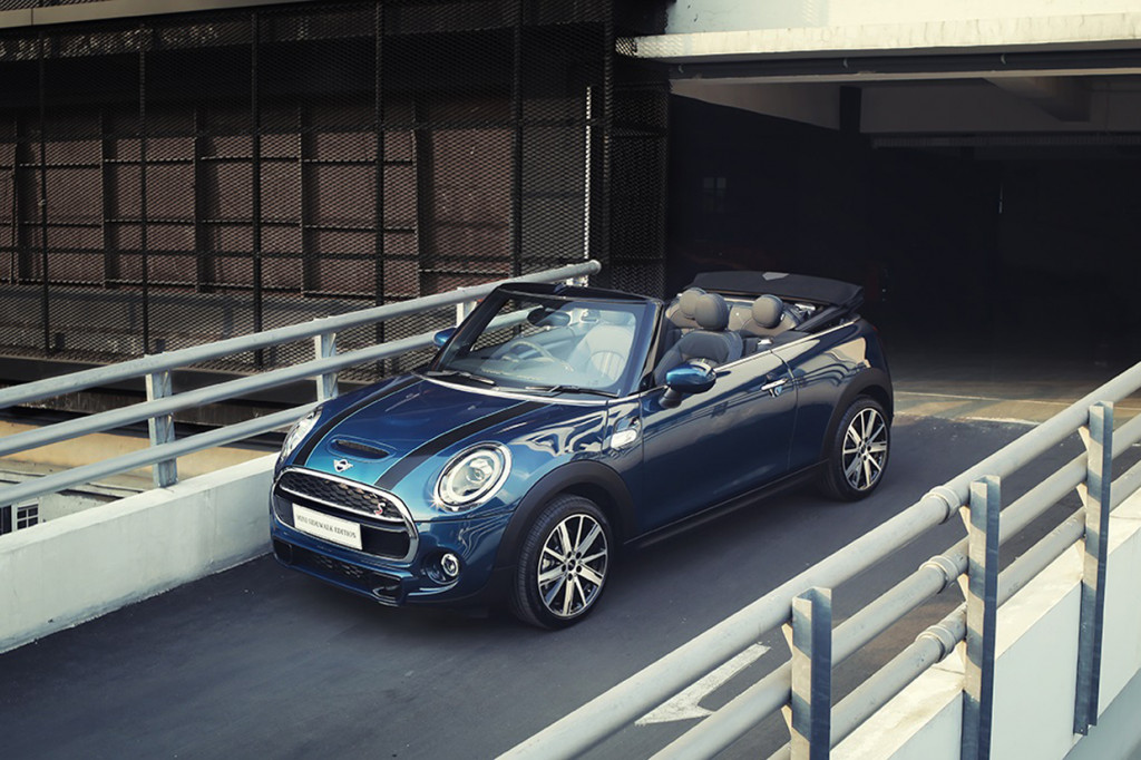 Perbedaan edisi ini dengan versi standarnya adalah penggunaan kelir khusus Deep Laguna metallic di eksterior, berpadu dengan garis-garis kap mesin dengan tepi warna yang kontras.