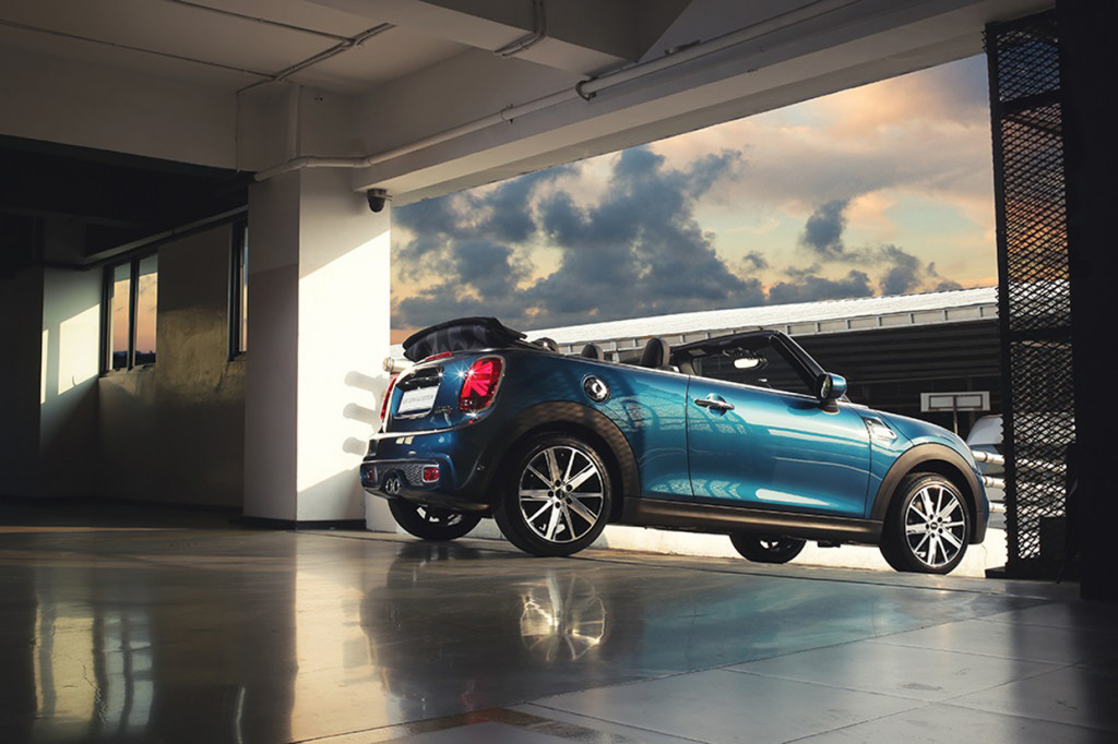 Sejumlah detail disematkan berupa pelek palang ringan yang didesain khusus hadir dengan 2-warna high-gloss dan hitam bentuk Scissor Spoke berukuran 17 inci, bezel indikator samping yang dikenal sebagai side scuttle juga menggunakan logo dan lettering khusus yang bertuliskan 'SIDEWALK' sebagai pertanda eksklusifitas model terbatas ini.