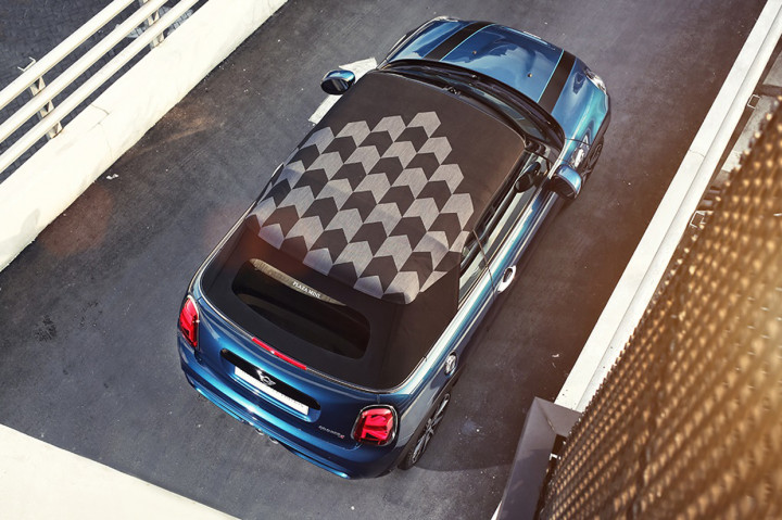 Bagian atap menggunakan MINI Yours Soft Top Sidewalk berbahan katun dengan tampilan grafik panah yang ditenun.