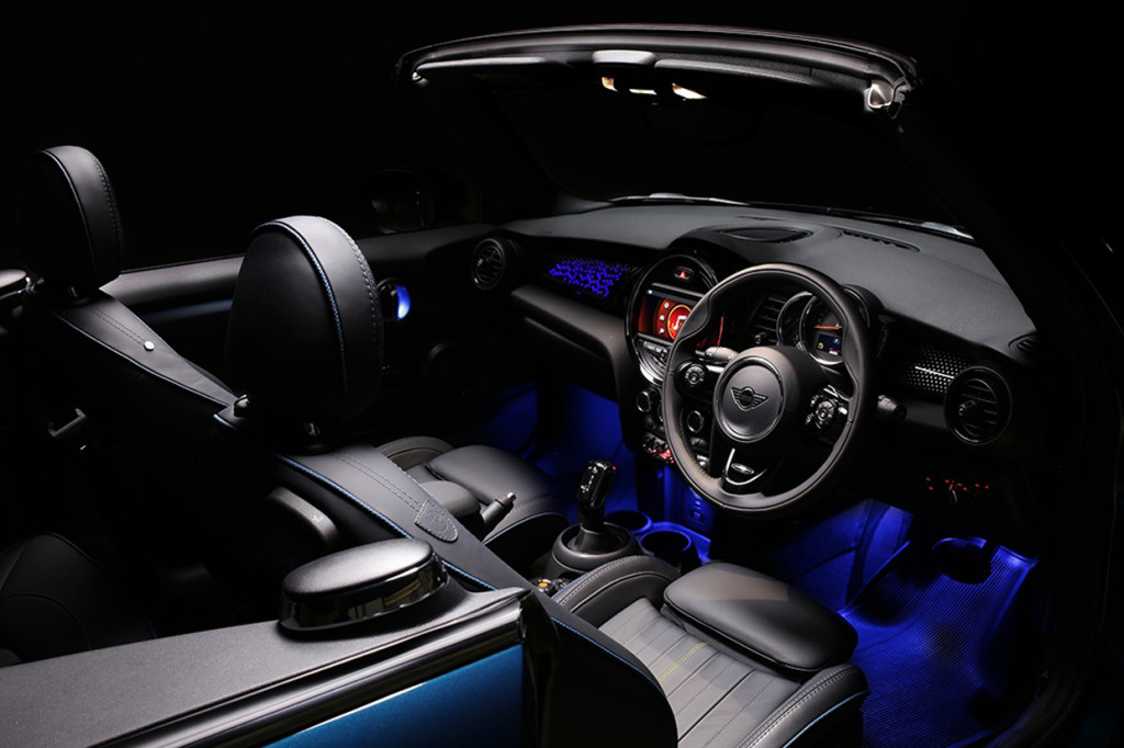 Di sektor informasi dan hiburan, penumpang akan disuguhkan fitur infotainment yang berpusat kepada center console iconic dan dikombinasikan layar 8,8 inci MINI Visual Boost with navigation System dan Apple carPlay. 