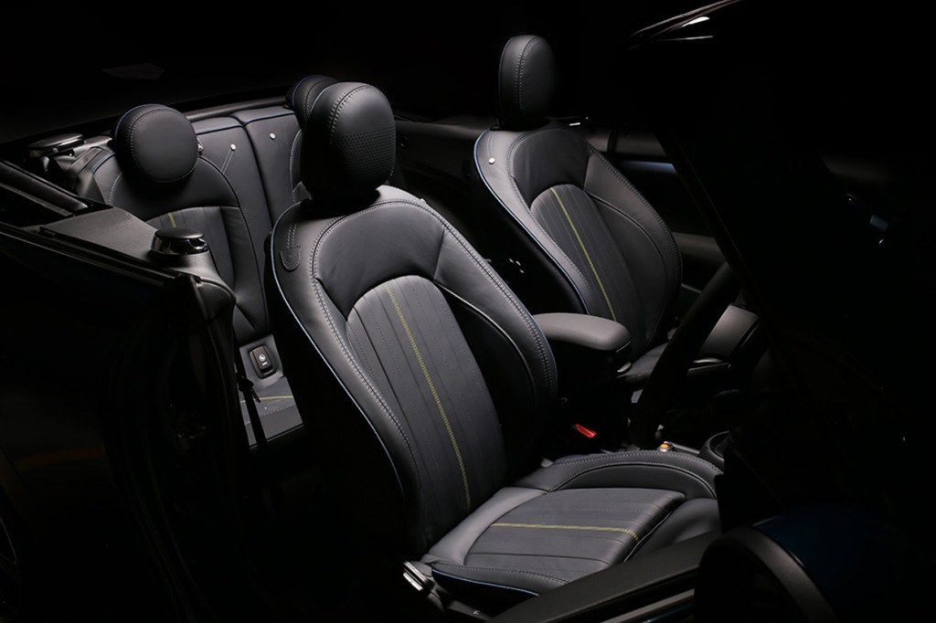 Penumpang akan langsung disambut dengan door sill berlogo 'SIDEWALK' dan jok yang dibalut kulit khusus dengan permukaan yang berwarna gelap dipadukan dengan jahitan yang kontras dalam warna Dark Petrol dan Energetic Yellow.