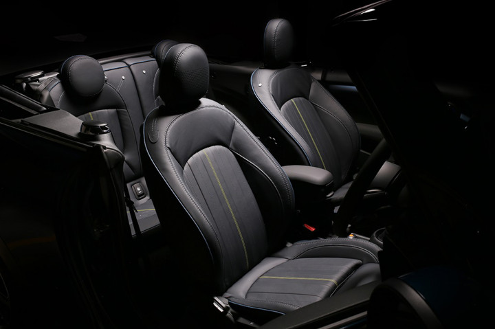 Penumpang akan langsung disambut dengan door sill berlogo 'SIDEWALK' dan jok yang dibalut kulit khusus dengan permukaan yang berwarna gelap dipadukan dengan jahitan yang kontras dalam warna Dark Petrol dan Energetic Yellow.
