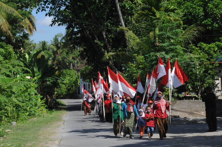 Sejumlah warga mengikuti kirab Bendera Merah Putih Hari Kesaktian Pancasila di Krakitan, Bayat, Klaten, Jawa Tengah.