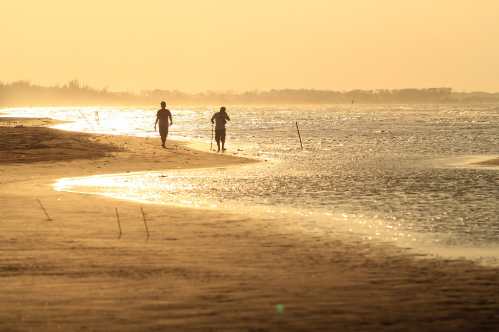 Objek wisata pantai Tiris yang dikelola desa setempat juga menjadi salah satu tujuan wisata baru di Pantai Utara Indramayu.