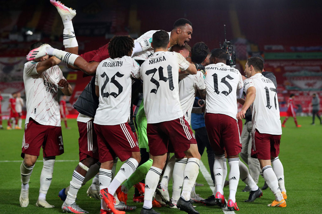 Para pemain Arsenal melakukan selebrasi usai menyingkirkan Liverpool dari Piala Liga Inggris setelah menenangi drama adu penalti 5-4 dalam laga 16 besar di Stadion Anfield, Liverpool, Inggris, Jumat, 2 Oktober 2020 dini hari WIB.