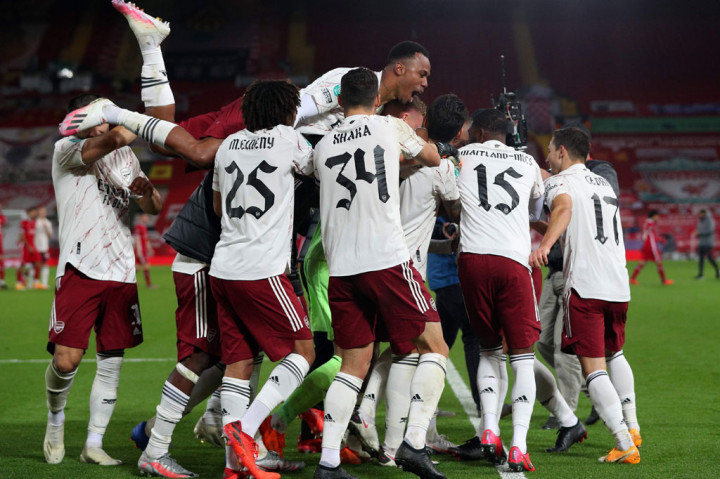 Para pemain Arsenal melakukan selebrasi usai menyingkirkan Liverpool dari Piala Liga Inggris setelah menenangi drama adu penalti 5-4 dalam laga 16 besar di Stadion Anfield, Liverpool, Inggris, Jumat, 2 Oktober 2020 dini hari WIB.