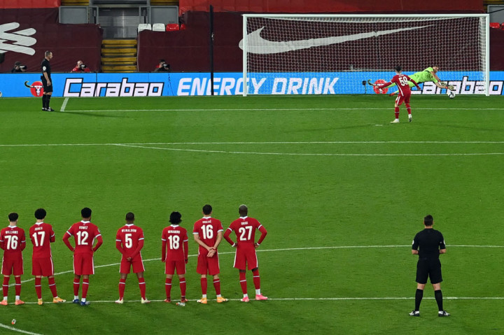 Kiper Arsenal, Bernd Leno, berjasa besar untuk memaksa pertandingan berakhir tanpa gol selama 90 menit lewat tak kurang dari enam penyelamatan sepanjang laga. Lantas dalam adu penalti, Leno juga sukses menggagalkan tendangan Divock Origi dan Harry Wilson.