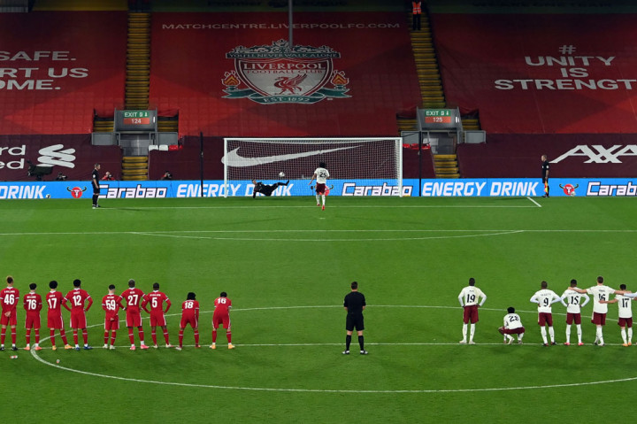 Liverpool sempat berada dalam posisi unggul ketika penendang ketiga Arsenal Mohamed Elneny dapat dijinakkan Adrian. Namun keunggulan itu raib setelah Origi juga gagal menjalankan tugasnya sebagai algojo.