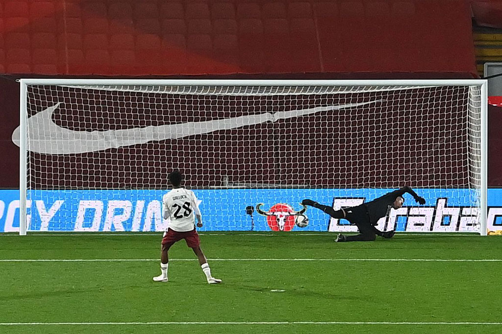 Posisi Arsenal berbalik ketika Leno mementahkan tendangan penalti Wilson yang jadi algojo keenam Liverpool. Adrian hampir melakukan hal serupa atas eksekusi Joe Willock yang arahnya sudah ia tebak, tetapi bola masuk dari bagian bawah badannya.