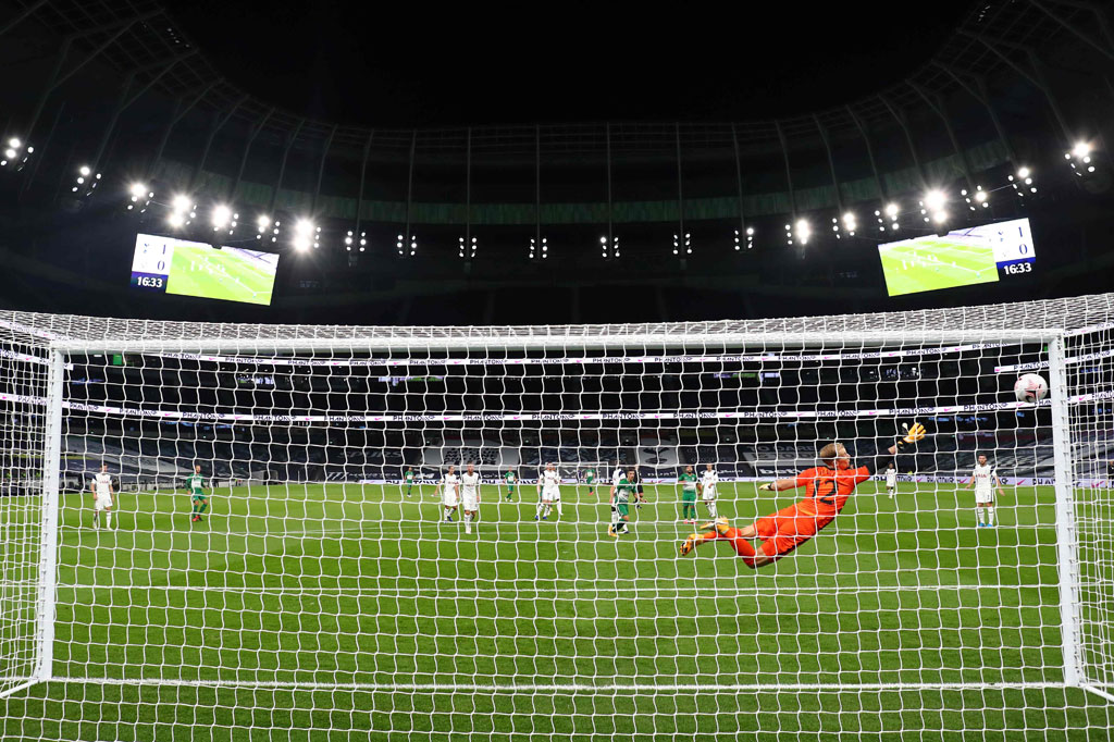 Wakil Israel Maccabi lantas mampu menyamakan kedudukan melalui gol Tjaronn Chery pada menit ke-17.