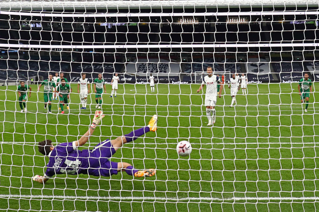 Spurs masih belum puas dan kembali menjauh lewat eksekusi penalti Kane pada menit ke-56.