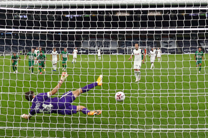 Spurs masih belum puas dan kembali menjauh lewat eksekusi penalti Kane pada menit ke-56.