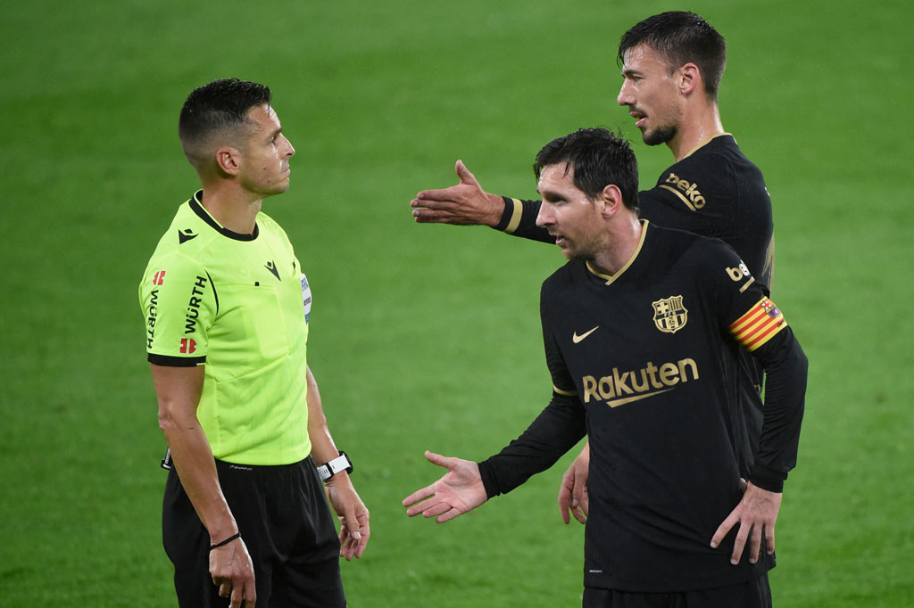 Tiga menit jelang turun minum, Barcelona dipaksa melanjutkan pertandingan dengan 10 pemain setelah Clement Lenglet menerima kartu kuning kedua setelah melakukan pelanggaran terhadap Denis Suarez.