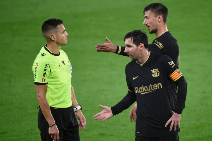 Tiga menit jelang turun minum, Barcelona dipaksa melanjutkan pertandingan dengan 10 pemain setelah Clement Lenglet menerima kartu kuning kedua setelah melakukan pelanggaran terhadap Denis Suarez.