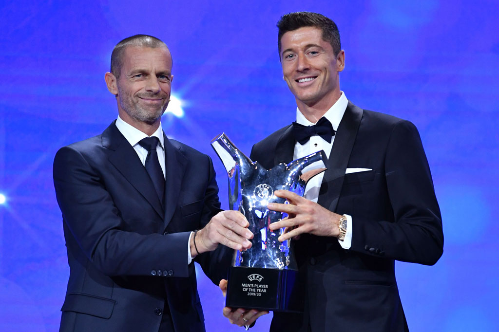 Striker Bayern Munich Robert Lewandowski menerima penghargaan Pemain Terbaik UEFA Musim 2019/2020 dari Presiden UEFA Aleksander Ceferin di Jenewa, Swiss, Kamis, 1 Oktober 2020 malam WIB.