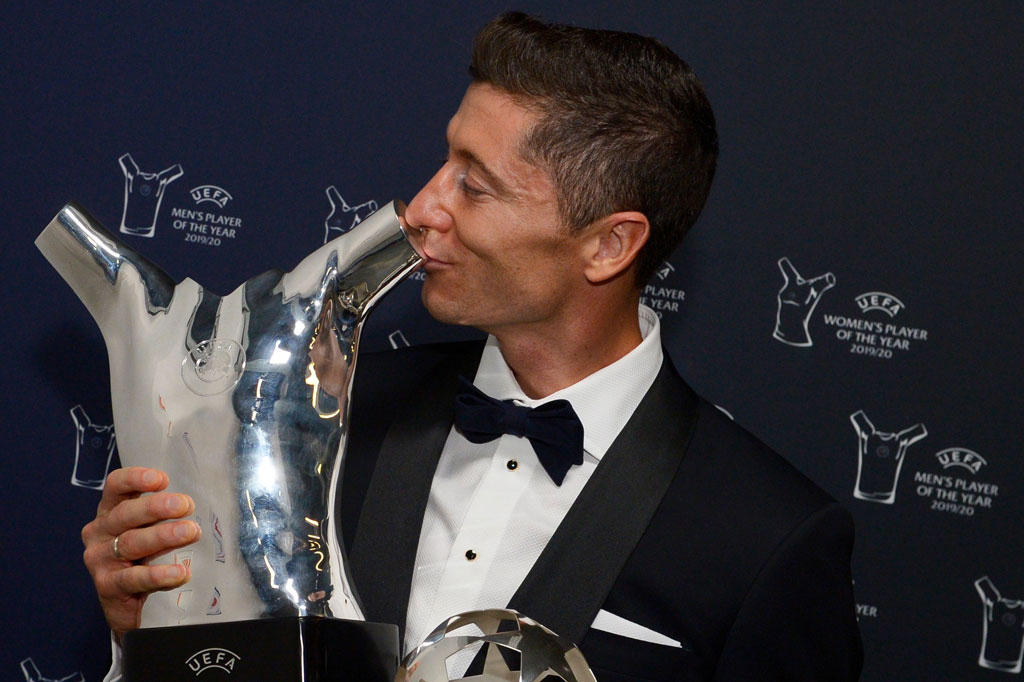 Striker Bayern Muenchen Robert Lewandowski dinobatkan sebagai Pemain Pria Terbaik UEFA 2019/2020, mengungguli rekan setimnya Manuel Neuer dan gelandang Manchester City Kevin de Bruyne.