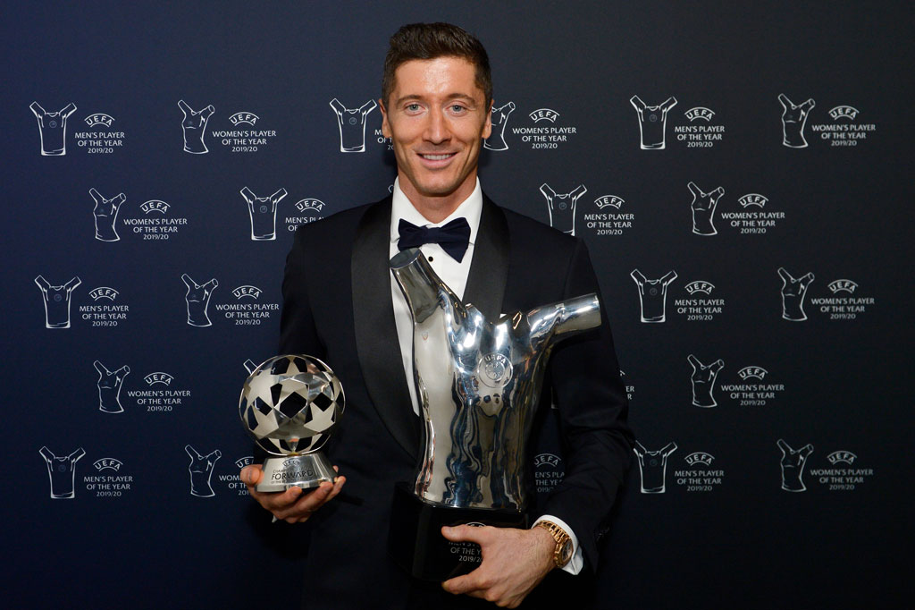 Lewandowski juga menerima penghargaan sebagai penyerang terbaik Liga Champions musim lalu setelah mencetak 15 gol dalam 10 pertandingan. Secara keseluruhan striker timnas Polandia itu mencetak 55 gol dalam 47 pertandingan saat Bayern juga memenangkan Bundesliga dan Piala Jerman.