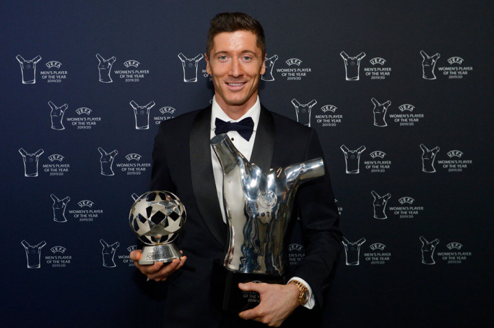 Lewandowski juga menerima penghargaan sebagai penyerang terbaik Liga Champions musim lalu setelah mencetak 15 gol dalam 10 pertandingan. Secara keseluruhan striker timnas Polandia itu mencetak 55 gol dalam 47 pertandingan saat Bayern juga memenangkan Bundesliga dan Piala Jerman.