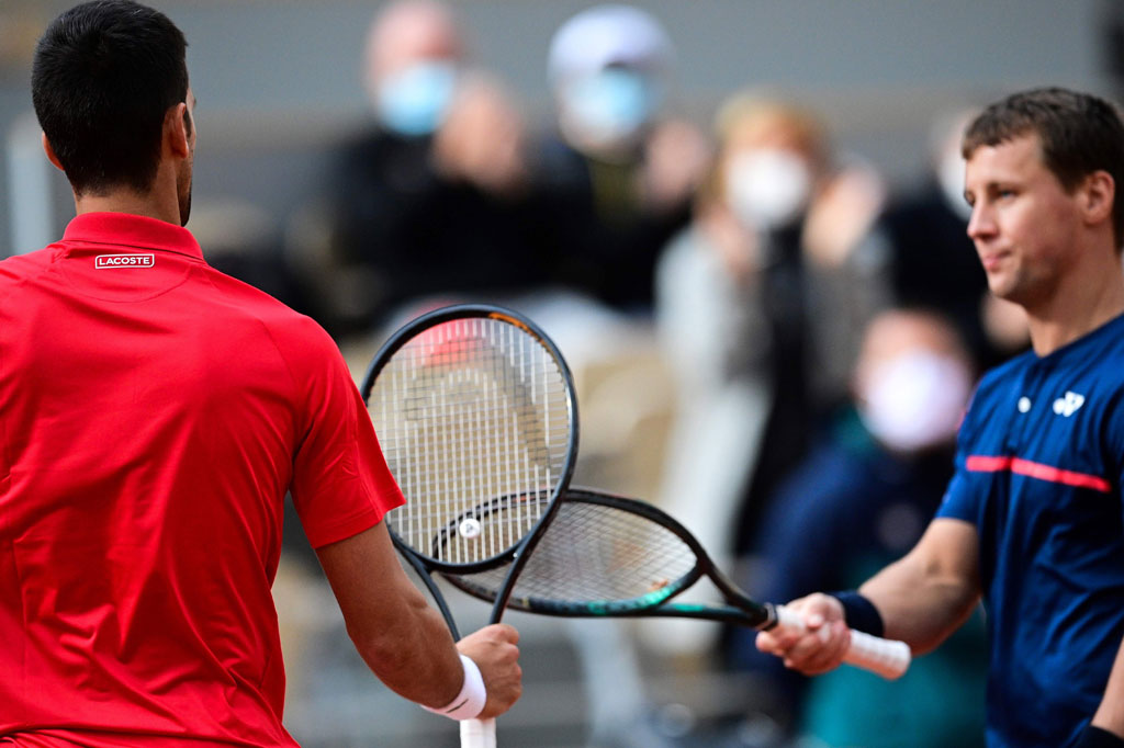 Novak Djokovic mencatatkan kemenangan ke-70 di turnamen Grand Slam French Open setelah mengalahkan petenis Lithuania Ricardas Berankis 6-1, 6-2, 6-2 pada babak kedua, Kamis, 1 Oktober 2020.
