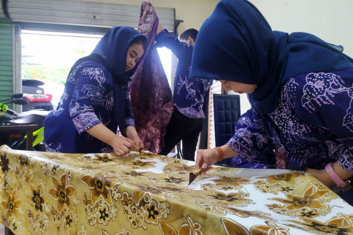 Karyawan Handayani Geulis Batik Bogor sedang memproduksi kain batik dengan tehnik tulis dan cetak di galeri Handayani Geulis Batik Bogor, Kelurahan Tegal Gundil, Kecamatan Bogor Utara, Kota Bogor, Jawa Barat, Jumat, 2 Oktober 2020.