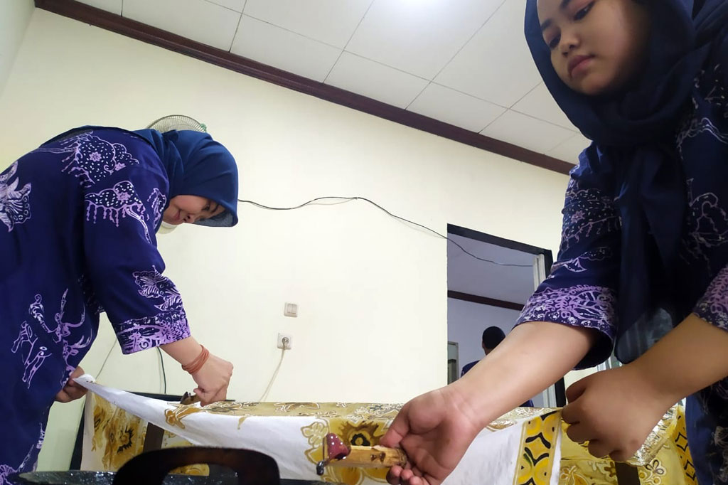 Industri kecil menengah (IKM) Batik Handayani Geulis Bogor tetap memproduksi karya batiknya meski pandemi covid-19 masih melanda seluruh wilayah Indonesia.