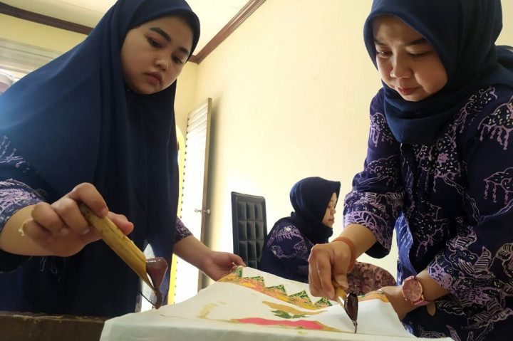 Sri menambahkan bahwa penjualan kain batik selama pandemi covid-19 sejak Maret hingga September 2020 mengalami naik turun. Namun dirinya tetap konsisten dengan terus memproduksi kain batik. 