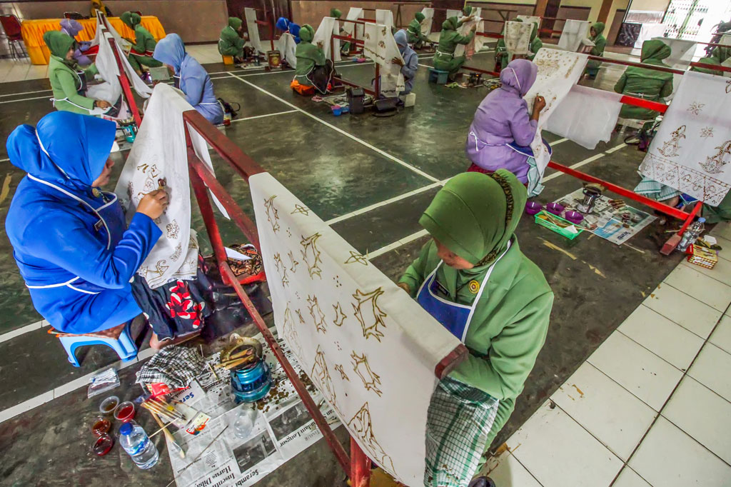 Memperingati Hari Batik Nasional, di Lhokseumawe, Aceh digelar Festival Membatik. Acara tersebut diikuti 200 peserta istri prajurit Tiga Matra (TNI AD, AU dan AL). ANTARA FOTO/Rahmad