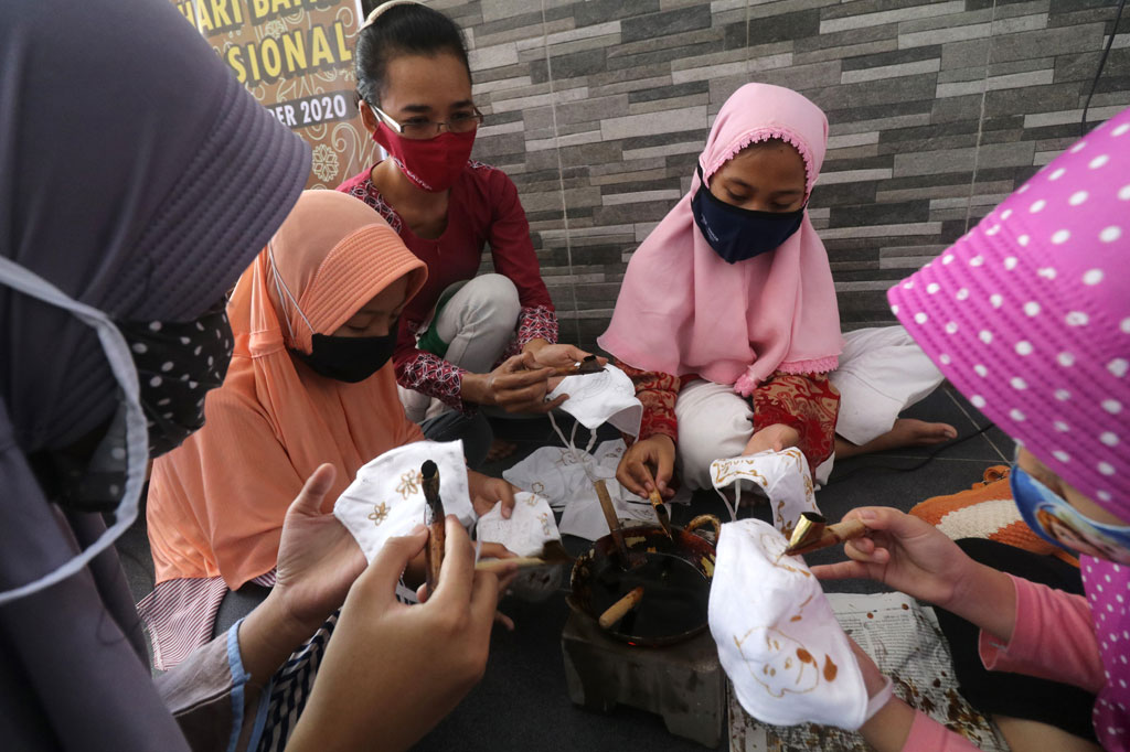 Di Kelurahan Dermo, Kota Kediri, Jawa Timur diselenggarakan acara membatik dengan media masker. Hal tersebut guna memperingati Hari Batik Nasional sekaligus sosialisasi penerapan protokol kesehatan saat pandemi covid-19 kepada anak-anak. ANTARA FOTO/Prasetia Fauzani