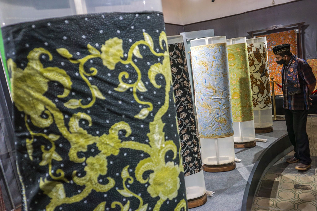 Bertepatan dengan Hari Batik Nasional 2020, Museum Batik Pekalongan menampilkan 100 koleksi batik baru dari berbagai daerah dengan tema 'Bangkitlah Batik Indonesia' dengan maksud bahwa batik tetap dapat bertahan meskipun berada pada pandemi covid-19. ANTARA FOTO/Harviyan Perdana Putra