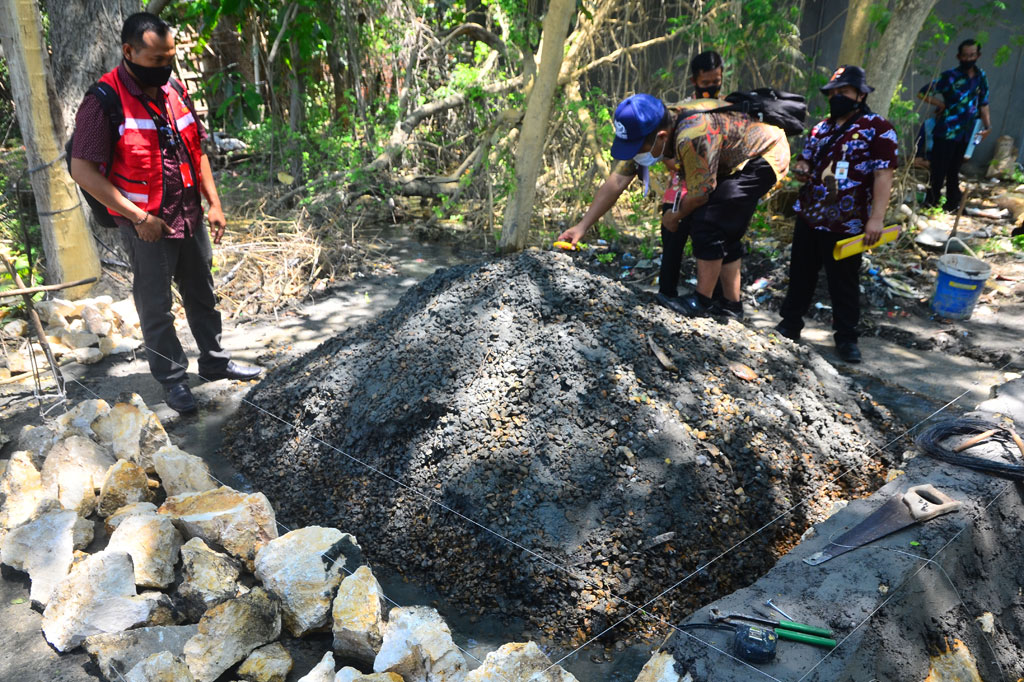 Berhentinya suplai gas diduga disebabkan pengeboran untuk mencari sumber mata air yang berjarak sekitar 200 meter dari lokasi Api Abadi Mrapen pada 12 September 2020  lalu. Di lokasi tersebut kini muncul semburan air dan gas.
