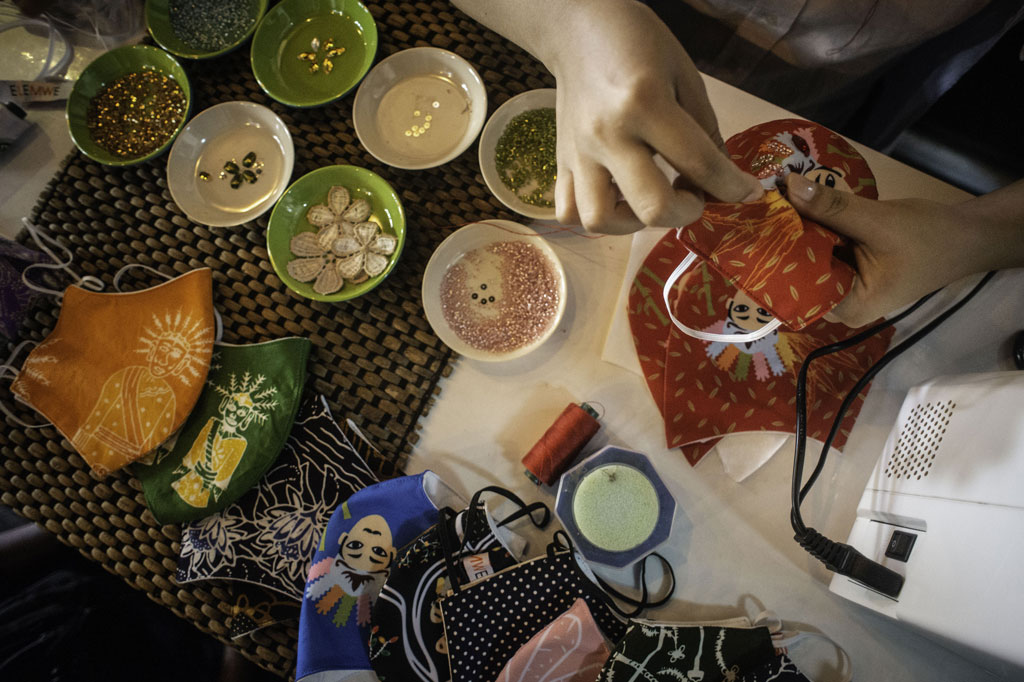 Pekerja menyelesaikan pembuatan masker berbahan kain batik di Butik Elemwe, Rawamangun, Jakarta, Jumat, 2 Oktober 2020. 