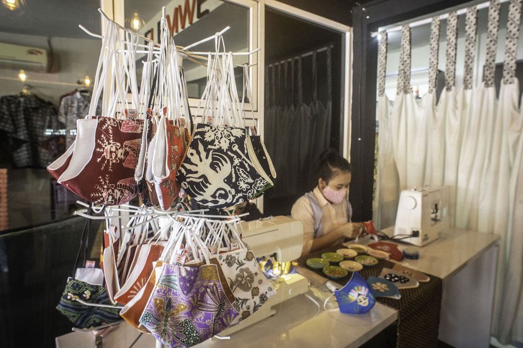 Dalam sehari industri rumahan tersebut mampu memproduksi 300 buah masker kain batik.