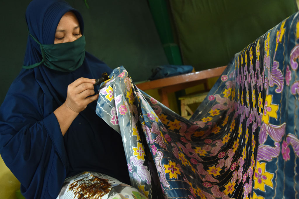 Seorang perajin menyelesaikan pembuatan batik Melayu Riau di Galeri Semat Tembaga, di Kota Pekanbaru, Jumat, 2 Oktober 2020. 