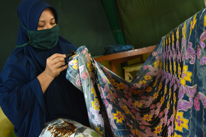 Seorang perajin menyelesaikan pembuatan batik Melayu Riau di Galeri Semat Tembaga, di Kota Pekanbaru, Jumat, 2 Oktober 2020. 