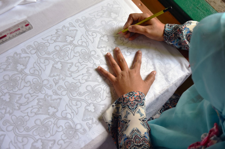 Kerajinan batik khas Riau kini kekurangan penerus karena perajin yang masih aktif di Kota Pekanbaru hanya dua orang, sedangkan minat generasi muda untuk mempelajari tradisi ini sangat rendah.