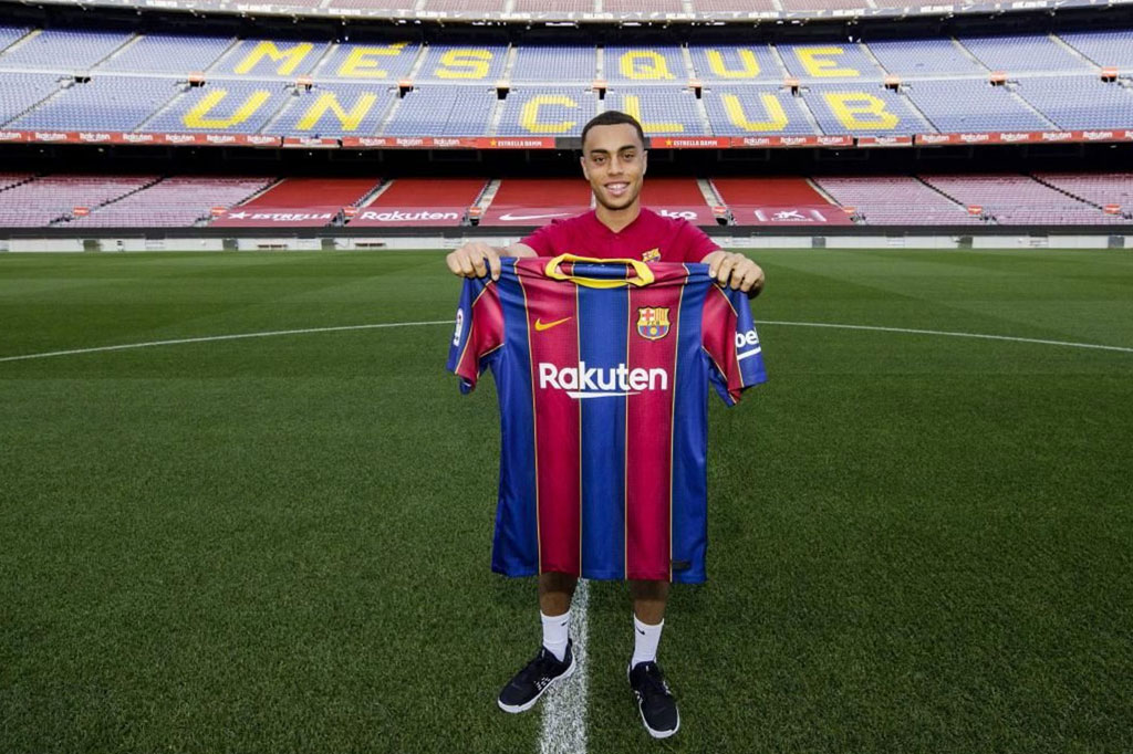 Barcelona resmi memperkenalkan bek baru mereka Sergino Dest di Stadion Camp Nou, Jumat, 2 Oktober 2020. 