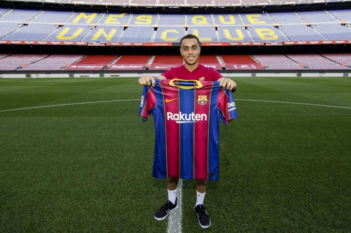Barcelona resmi memperkenalkan bek baru mereka Sergino Dest di Stadion Camp Nou, Jumat, 2 Oktober 2020. 