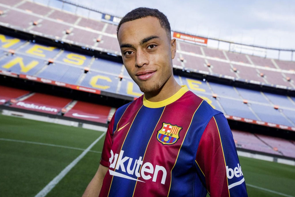 Dest menjadi pemain asal AS pertama yang direkrut Barcelona dan dikontrak selama lima tahun.