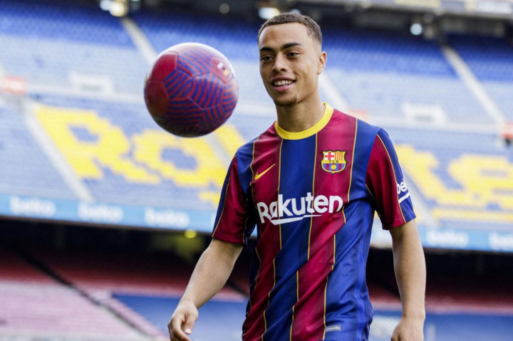 Barcelona menetapkan klausul rilis sang pemain hingga 400 juta euro (sekitar Rp6,98 triliun). Dest telah memilih untuk menggunakan nomor punggung 2 di klub barunya tersebut, yang musim lalu dikenakan Nelson Semedo sebelum pindah ke klub Inggris Wolves.