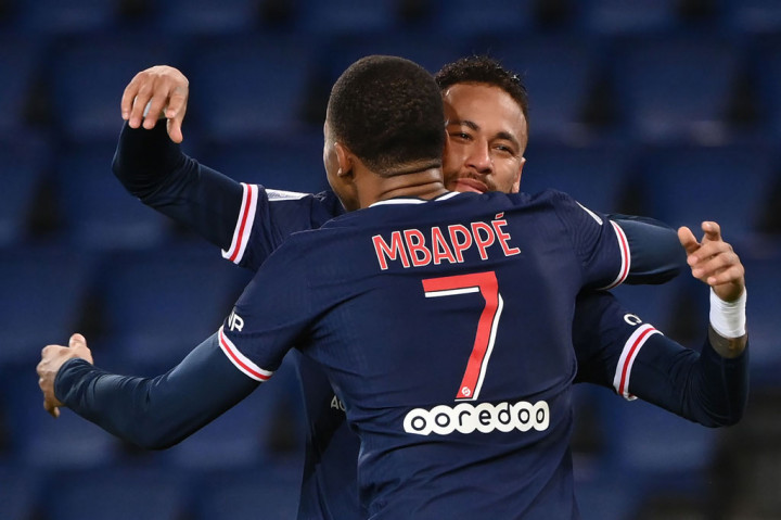 Striker timnas Brasil Neymar mencetak dua gol pertamanya musim ini saat membantu Paris St Germain menghancurkan Angers 6-1 di laga lanjutan Ligue 1 di Parc des Princes, Paris, Sabtu, 3 Oktober 2020 dini hari WIB.