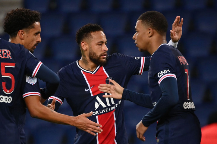 Tim tamu kembali menelan pil pahit ketika Kylian Mbappe melewati dua bek mereka dan mengirim bola ke Neymar, yang dengan kaki kirinya melesakkan bola ke gawang Angers di menit ke-36. Skor 2-0 bertahan hingga turun minum.