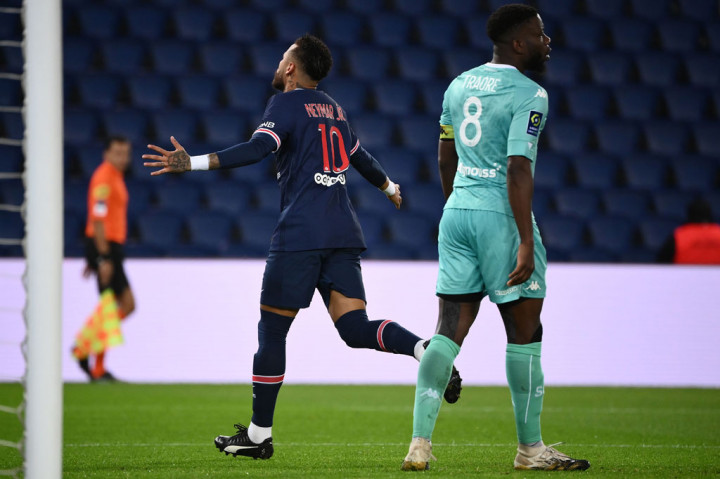 Dua menit babak kedua berjalan, Neymar mencetak gol kedua untuk timnya, sekaligus unggul 3-0.