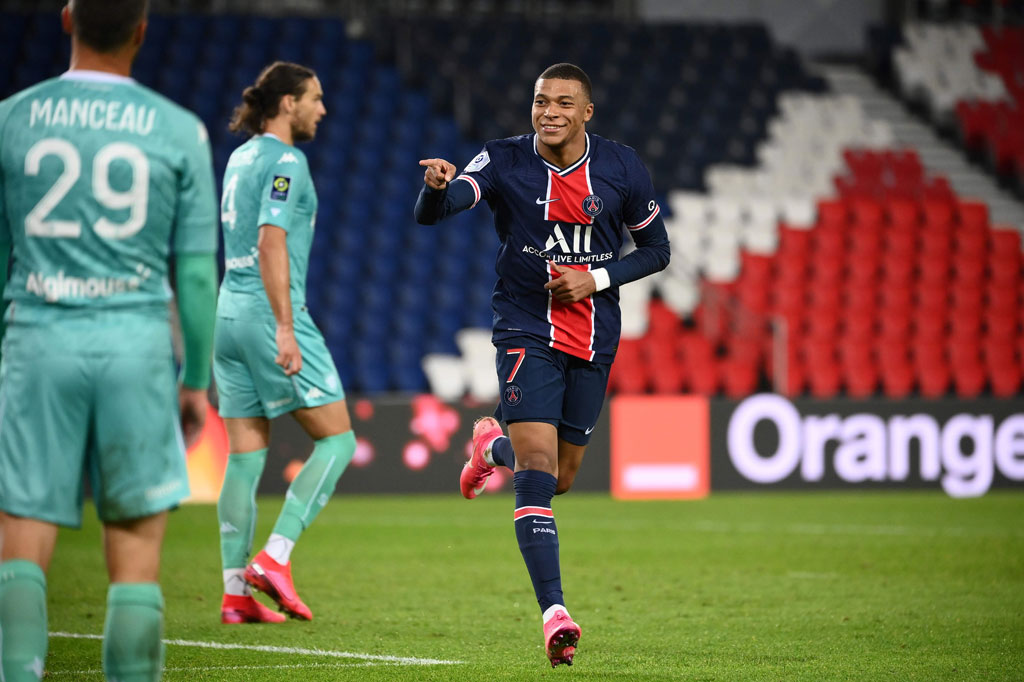 Dan Mbappe menutup pesta gol tuan rumah menjadi 6-1 enam menit menjelang waktu normal berakhir. 